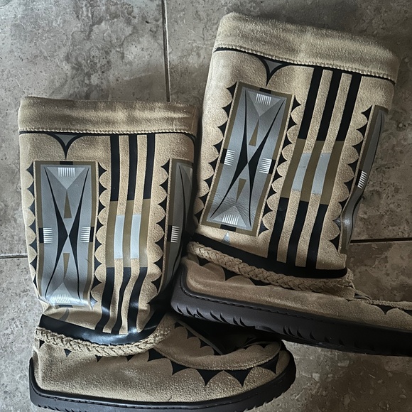 Manitobah Mukluks x Jamie Okuma 2021 Artist Series Tamarack Tan Limited Edition - Picture 3 of 11